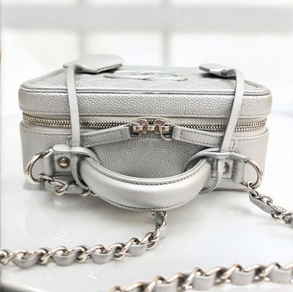 ✨️Excellent Condition Authentic CHANEL Silver Caviar Leather MEDIUM Vanity Bag - Picture 4 of 16